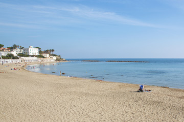 Fototapeta na wymiar Vista panoramica della spiaggia e della costa di Santa Marinella, vicino Roma in Italia. A mare ci sono poche persone in questa ultima domenica d'estate.