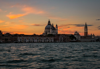 Obraz premium atardecer en Venecia, desde un barco