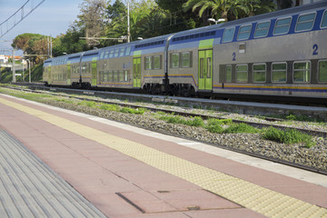 Treno fermo ad una stazione italiana