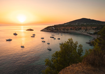 cala d´hort, Ibiza, España, al atardecer desde un acantilado