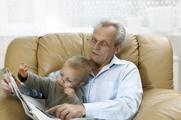 Obraz premium grandson imitates grandfather - put on his glasses 