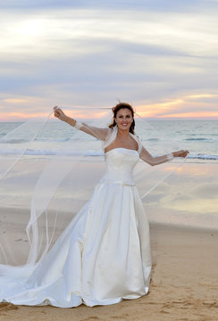 Novia reci&eacute;n casada en la playa.