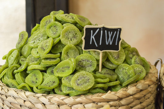 Kiwi desidratado na feira de produtos org&acirc;nicos 
