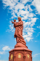 La statue Notre-Dame de France sur le rocher Corneille au Puy-en-Velay