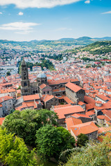 Obraz premium Vue sur le Puy-en-Velay et la Cathédrale Notre-Dame-du-Puy du haut du Rocher Corneille