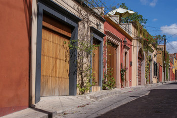 Fototapeta na wymiar Street view in the beautiful colonial center of San Miguel de Allende, Guanajuato State, Mexico