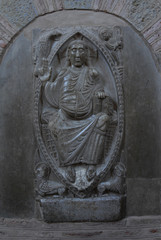 Toulouse, basilique Saint-Sernin, bas-relief de marbre du déambulatoire représentant le Christ en majesté, Occitanie, Haute-Garonne, France