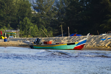 Obraz premium Beautiful scenery, traditional fisherman boat moored over beautiful sea view and sandy beach under bright sunny day