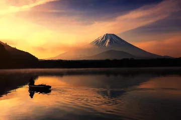 Tuinposter Silhouet vissersboot en Mount Fuji bij Shoji lake © Blanscape