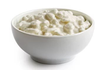 Schilderijen op glas White ceramic bowl of chunky cottage cheese isolated on white. © Moving Moment