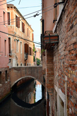Fototapeta na wymiar gondel venezia gold kanal italien typisch boot venedig europa kanal wasser venezianisch