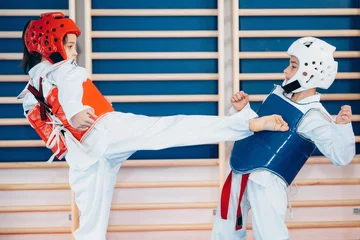 Crédence de cuisine en verre imprimé Arts martiaux Taekwondo Enfants Sparring
