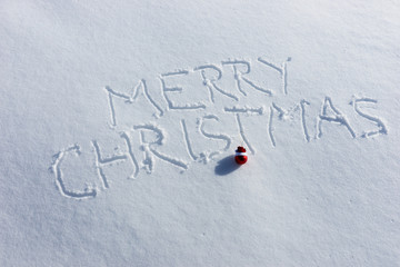 Merry Christmas in den Schnee geschrieben