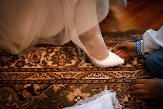 bride's white shoes