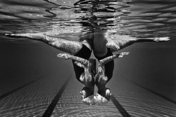 Synchronized swimming duet - obrazy, fototapety, plakaty