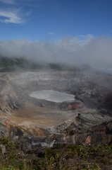 Fototapeta na wymiar Cratère du volcan Poas, au Costa Rica, avec son lac acide