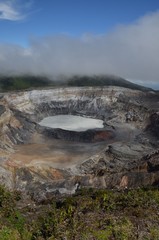 Cratère du volcan Poas, au Costa Rica, avec son lac acide