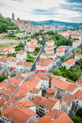Obraz premium Vue sur le Puy-en-Velay en montant sur le rocher Saint-Michel d'Aiguilhe