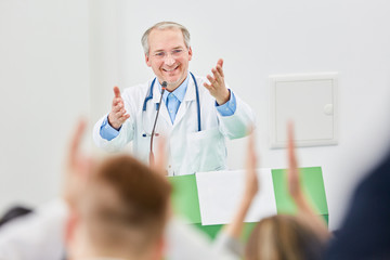 Uni Dozent in einer Vorlesung für Medizin Studenten