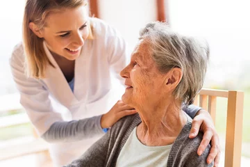 Photo sur Plexiglas Centre de soins Visiteur de santé et une femme âgée lors d& 39 une visite à domicile.