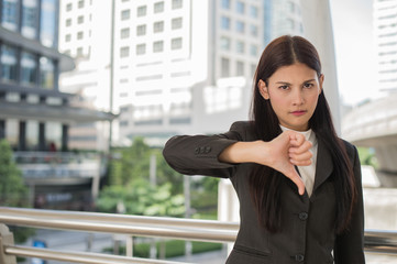 Fototapeta premium beautiful business woman showing thumbs down in the city