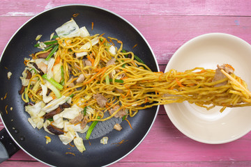 Chef put stir fry Japanese noodle to the cup