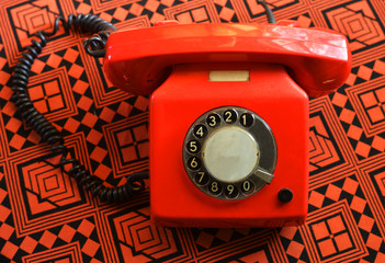 rotes antikes Telefon auf einem Tisch