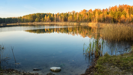 осенний пейзаж на берегу лесной реки, Россия, Урал, © 7ynp100