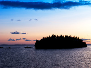Obraz premium Ladoga lake, summer sunset. Dramatic clouds at sunset.