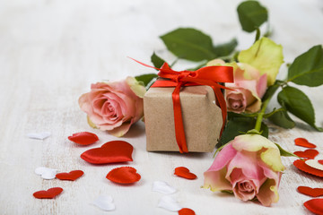 Obraz na płótnie Canvas Pink roses, gift and hearts