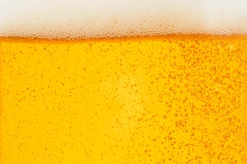 Fotobehang Bier Bier gieten met bellenschuim in glas voor achtergrond