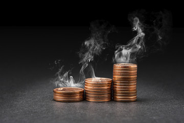 dinero en fondo negro