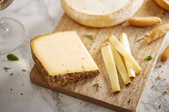Cutting tomme cheese