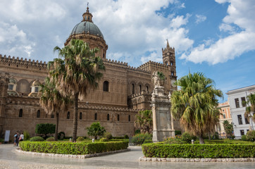 Obraz premium Palermo Cathedral (Metropolitan Cathedral of the Assumption of Virgin Mary) in Palermo, Sicily, Italy. Architectural complex built in Norman, Moorish, Gothic, Baroque and Neoclassical style