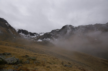 Der Nebel kommt in die Österreicher Alpen