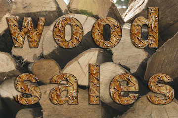 Venta de troncos del árbol cortados.
Madera apilada y preparada para su consumo en invierno.
