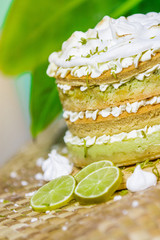 Key Lime Pie Cake Torte aus Key West mit Limetten und Basierhaube
