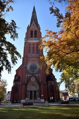 heidenheim, kirche, pauluskirche, gotik, backstein, bauwerk, architektur, rosette, glas, christentum, religion, emporragen, alt, historisch, geschichte, himmel, blau, baum, herbst, laub, gelb, green, 