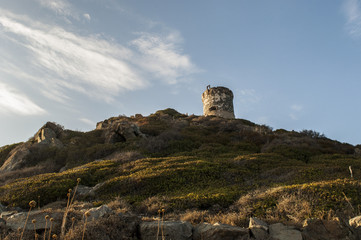 Corsica, 01/09/2017: tramonto sulla Torre della Parata, la torre genovese costruita nel 1608 con vista sulle Isole Sanguinarie