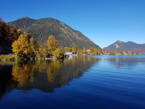 Der Walchensee mit dem Herzogstand in den bayrischen Alpen