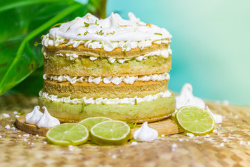 Key Lime Pie Cake Torte aus Key West mit Limetten und Basierhaube