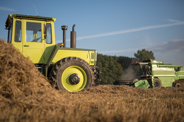 Trecker bei der Ernte