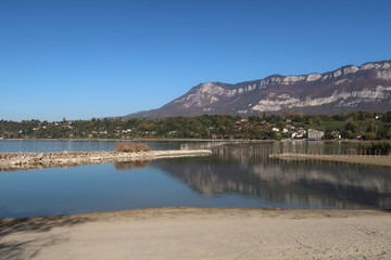 Fototapeta na wymiar Le Lac d'Aix-les-Bains avec vue sur la montagne