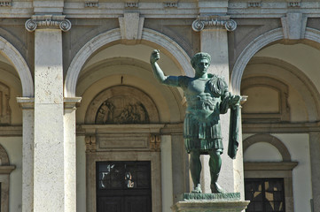 Obraz premium Milano, la statua di Costantino e la Basilica di San Lorenzo Maggiore