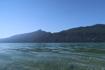 Le Lac d'Aix-les-Bains avec vue sur la montagne