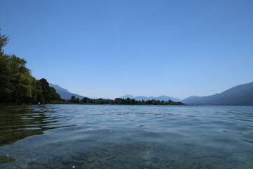 Fototapeta na wymiar Le Lac d'Aix-les-Bains avec vue sur la montagne