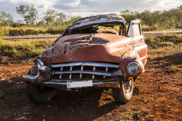 Obraz na płótnie Canvas Sehr schwerer Unfall mit Oldtimer auf Kuba (mit Überschlag und schwer Verletztem)