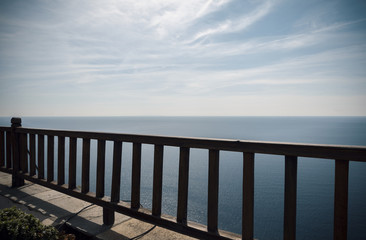 Obraz premium woden fence with view on sea