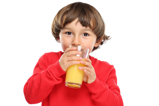Kind trinken Orangensaft Orangen Saft gesunde Ern&auml;hrung Freisteller freigestellt isoliert