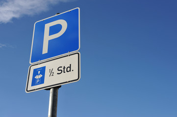 Parkplatz, Parkscheibe, Verkehrsschild, Verkehrszeichen, Parkzeit, Parkplätze, Autos, Gratisparkplatz, Parkgebühren, Parklücke, Straßenverkehr, ruhender Verkehr, Infrastruktur, Straßenverkehrsordnung